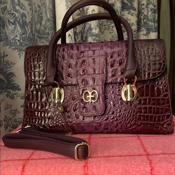 Elegant Crocodile-Embossed Purple Handbag - Picture 1 of 10